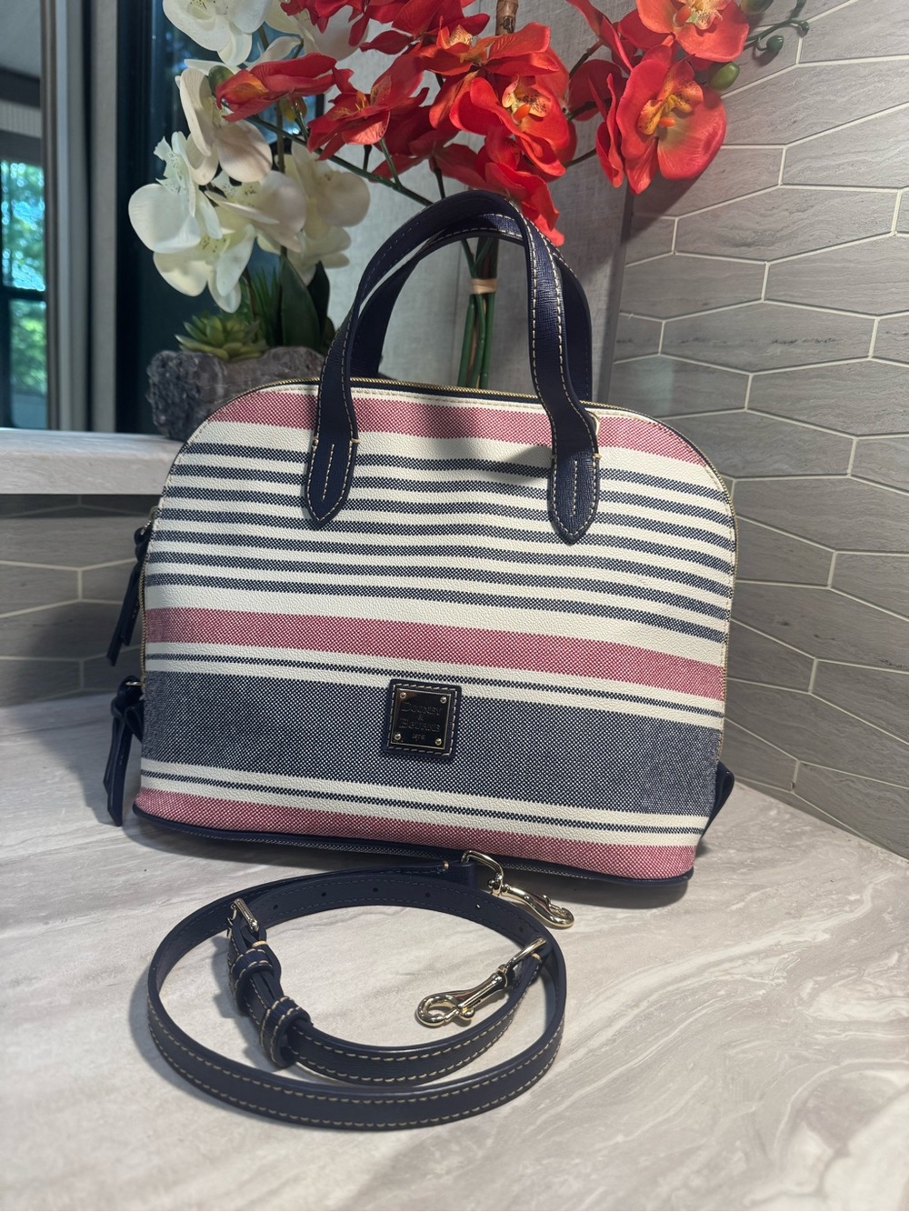 EUC Dooney & Bourke Dome Satchel Shoulder Bag with Double Top Handles 🌹